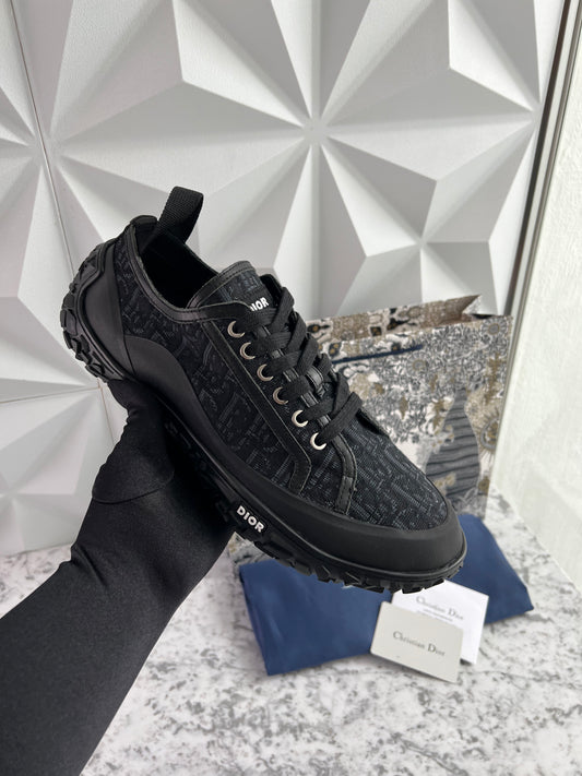Sneakers color gris con negro